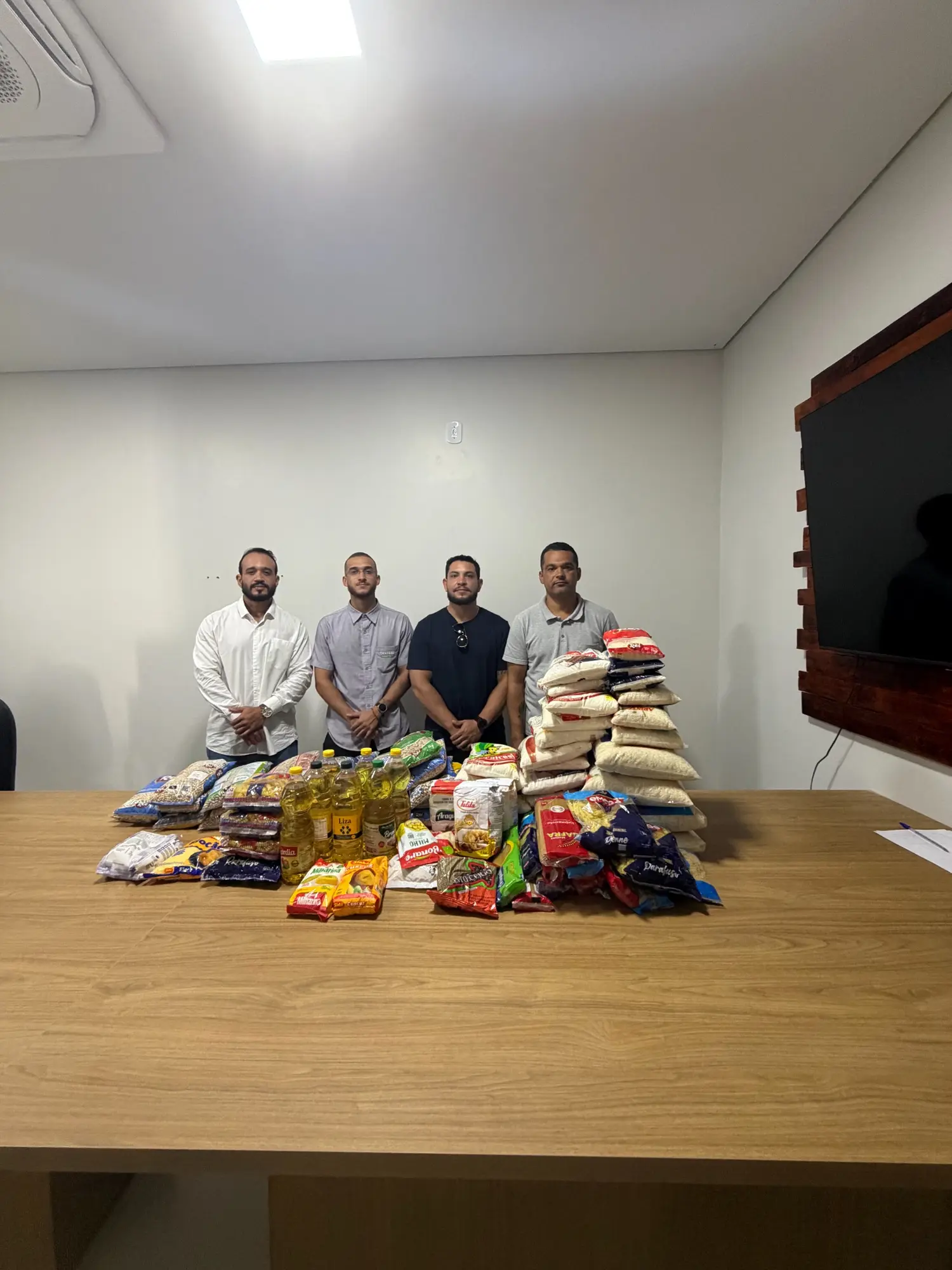 Representantes dos Miranteiros e do Bem Viver junto aos 95,22 kg de alimentos e 8 litros de óleo arrecadados