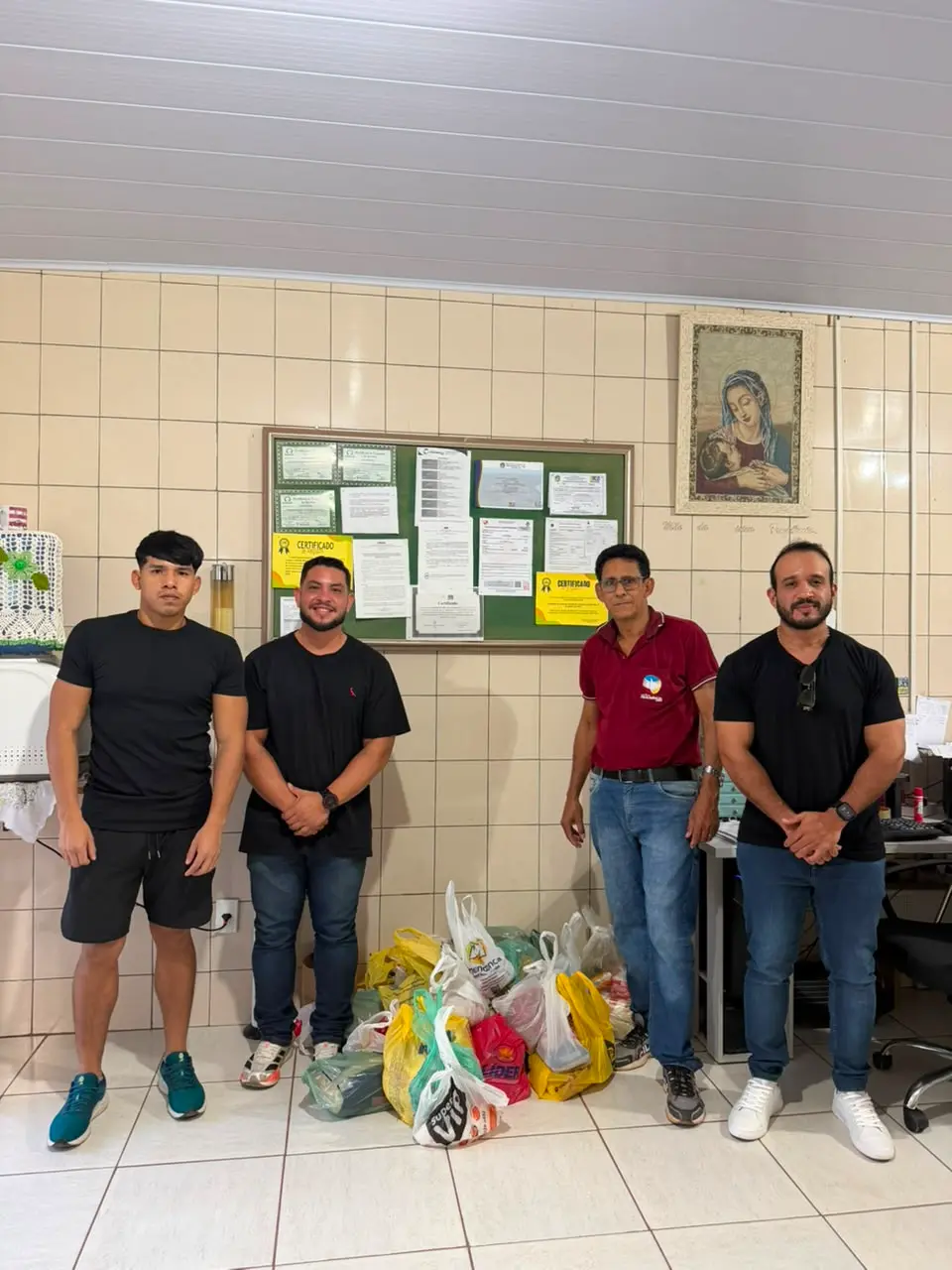 Representantes dos Miranteiros durante a entrega dos alimentos arrecadados ao Lar da Providência, em Aragarças